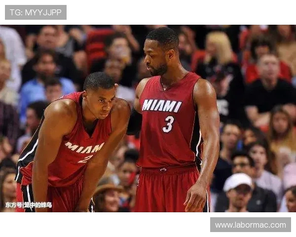 哈特反击踩到韦德脚踝受伤 崴脚后已返回更衣室接受治疗